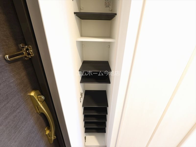 玄関　玄関　シューズボックス完備
