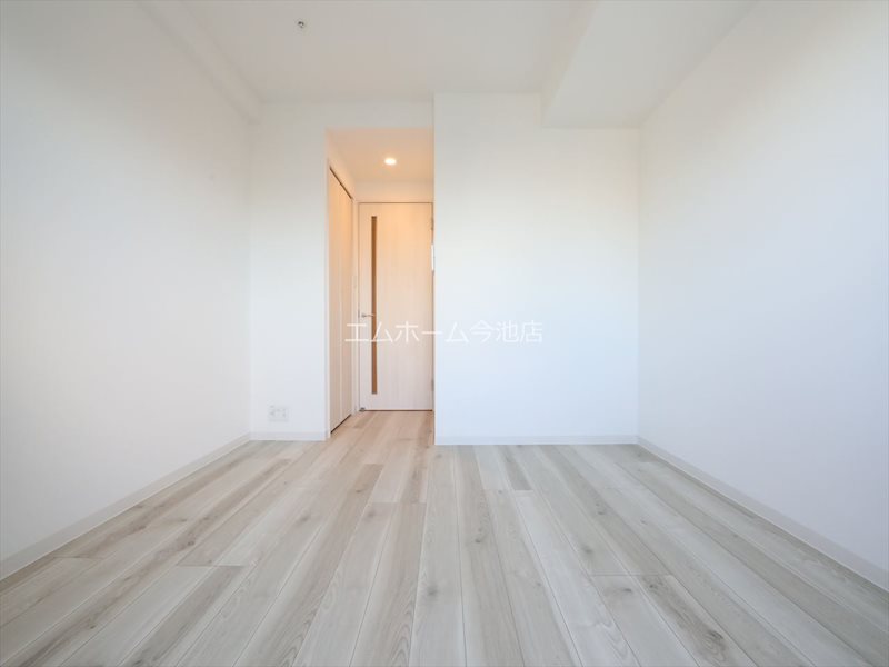 居室・リビング　洋室6.1帖　エアコン完備　バルコニーに面しています