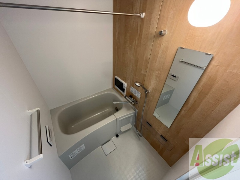 バス・シャワールーム　広々したお風呂で快適にくつろげそうです。