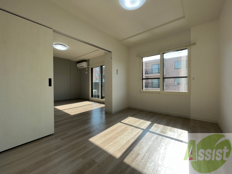 その他部屋・スペース　寝室はこちらです。光が差し込む、温かみのあるお部屋です。　"