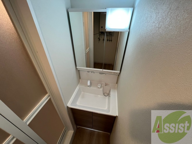 洗面設備　大きくて使いやすそうな独立洗面台になっています。