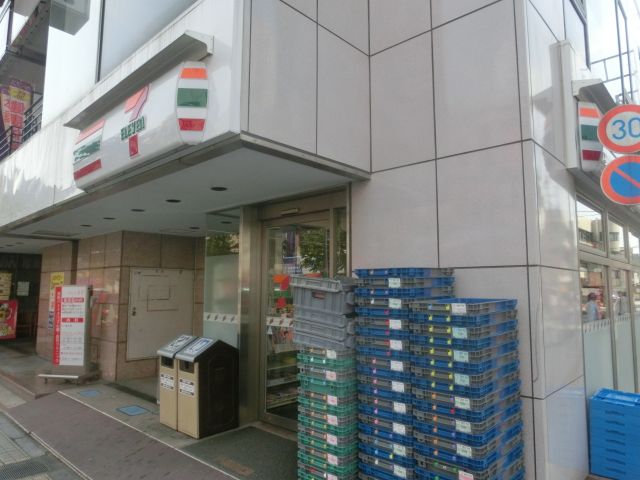 コンビニ　セブン-イレブン獨協大学前駅東口店（コンビニ）まで390m