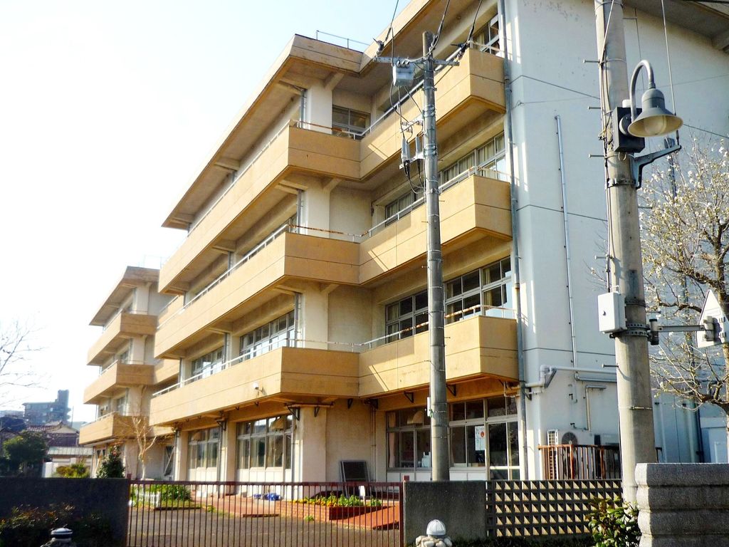 小学校　蕨市立中央小学校（小学校）まで600m