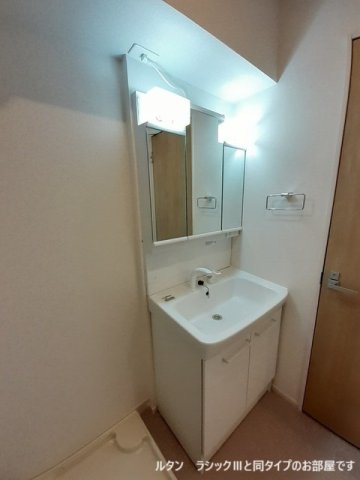 洗面設備　コンパクトで使いやすい洗面所