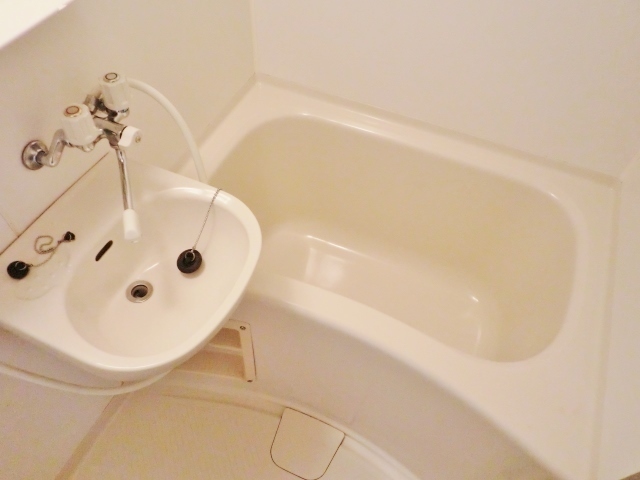 バス・シャワールーム　風呂トイレ別でゆったり浸かれます