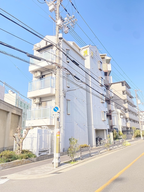 建物外観　川沿いの綺麗なマンション