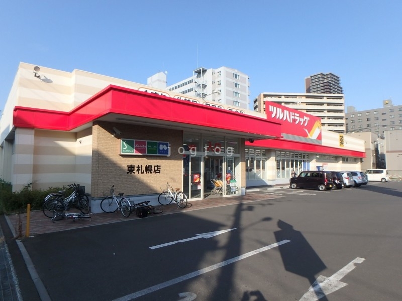 ドラックストア　ツルハドラッグ 東札幌店（ドラッグストア）まで448m