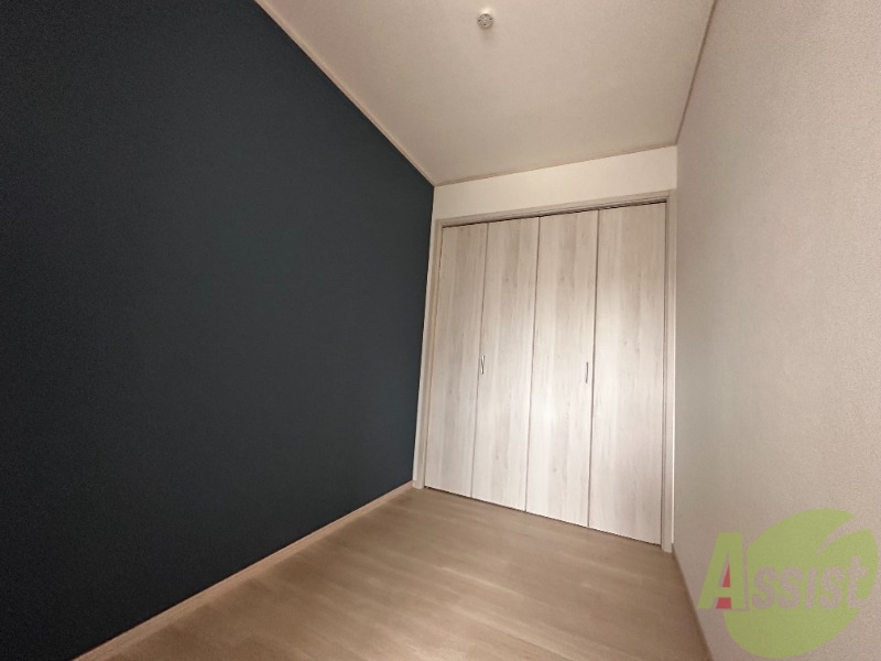 その他部屋・スペース　２．７帖の洋室には、しっかりベッドも入る大きさです。