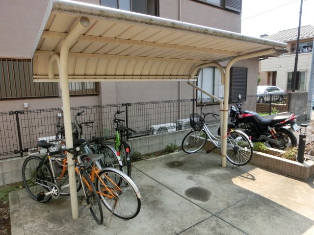 その他共有部分　屋根付きの駐輪場。