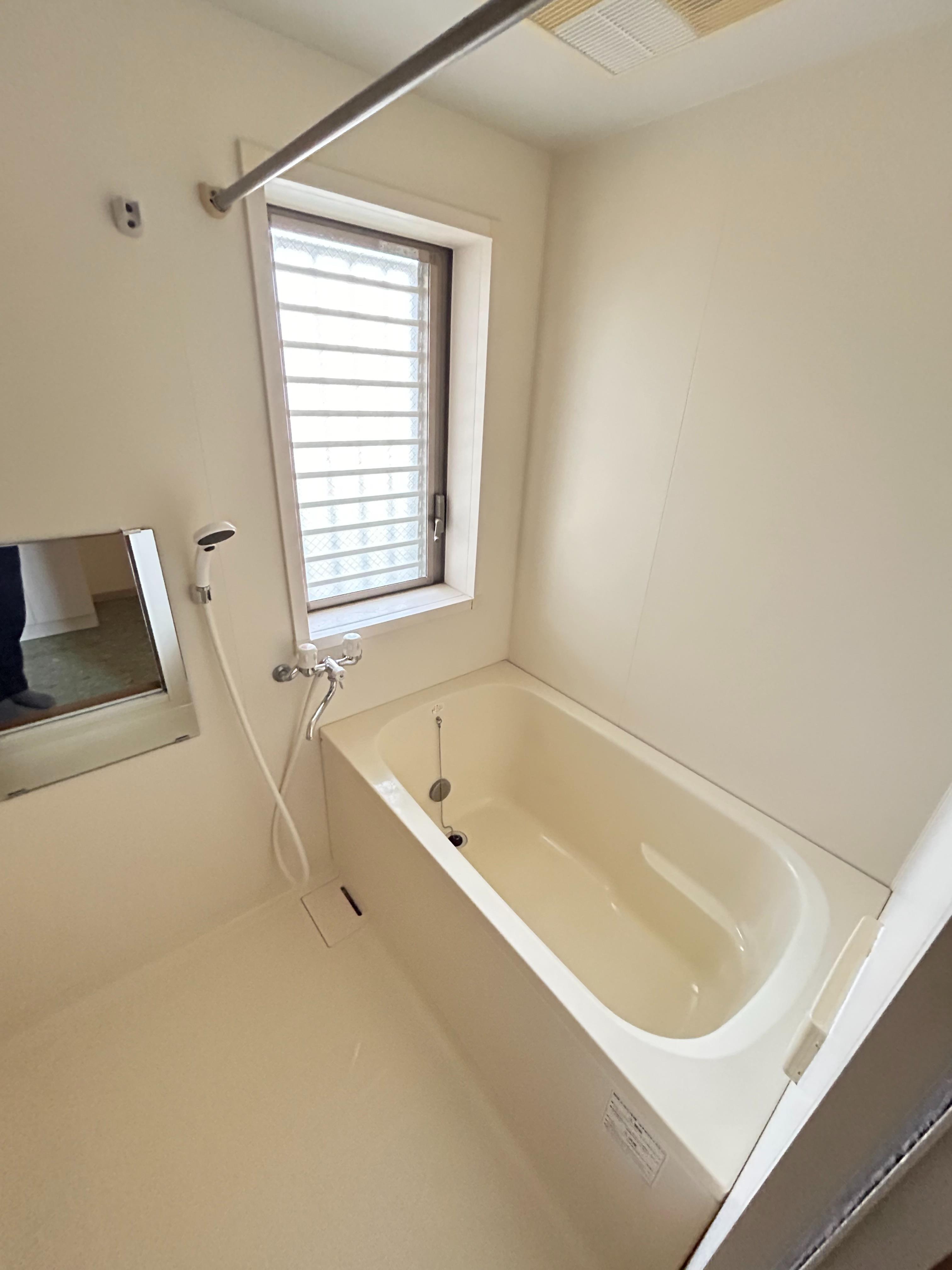 バス・シャワールーム　浴室に窓付いています！