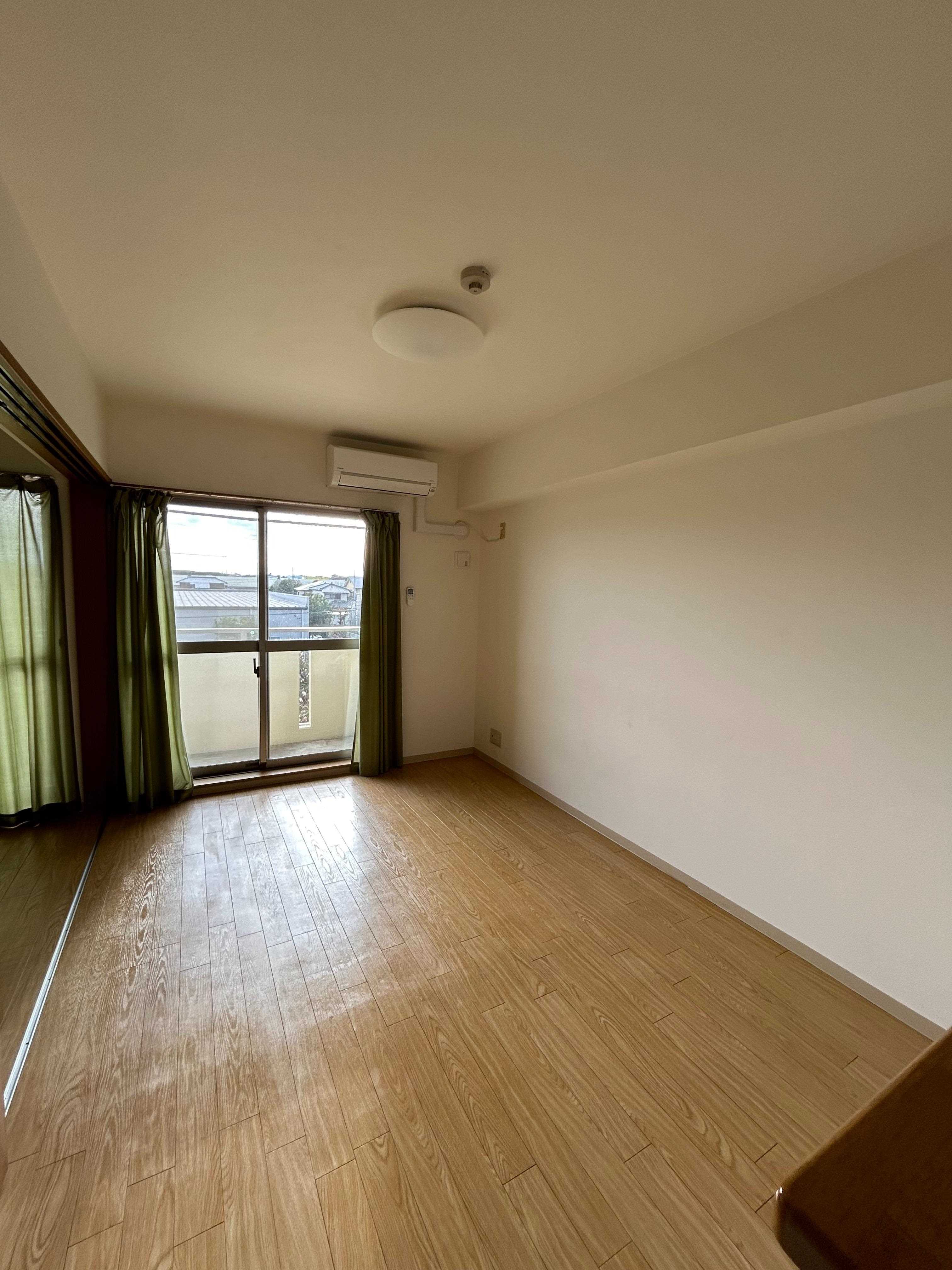 その他　エアコン２基付です！