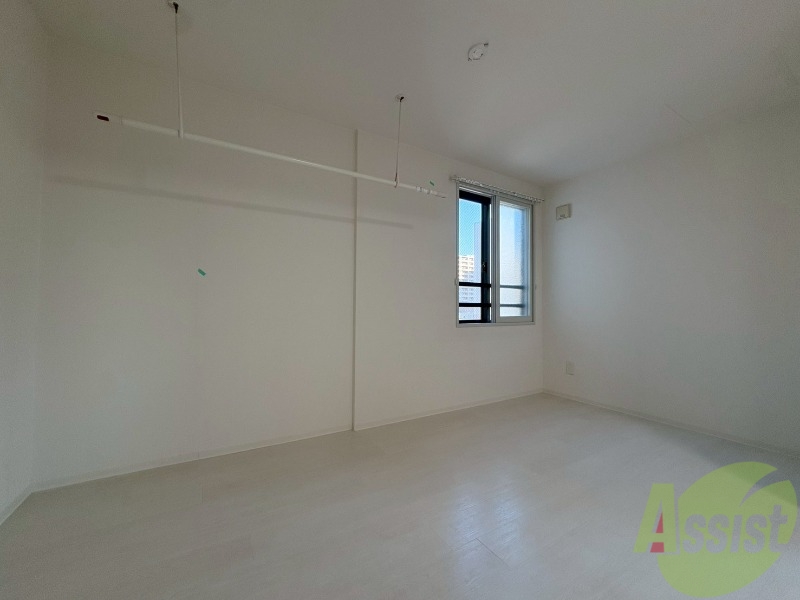 その他部屋・スペース　寝室はこちらです。光が差し込む、温かみのあるお部屋です。