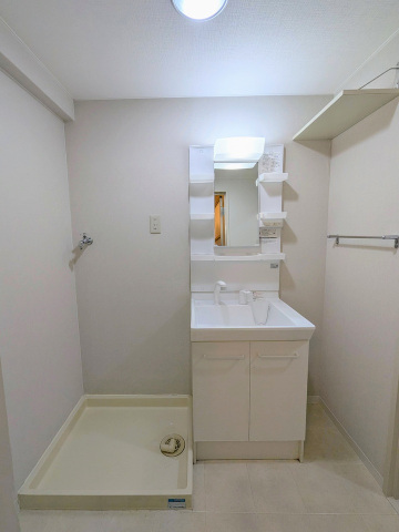 洗面設備　シャンドレ付き洗面化粧台と室内洗濯機置き場