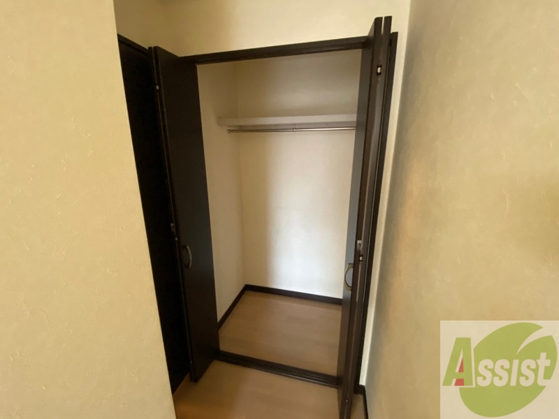 収納　こちらの収納にはハンガーをかけて服もしまえますね。