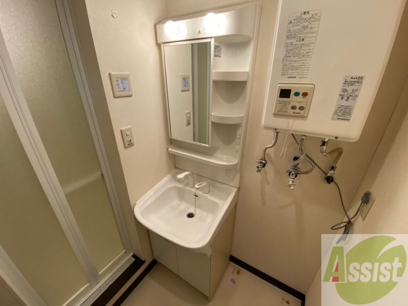 洗面設備　独立洗面台です。大きくてよいですね。シャンプーもできます