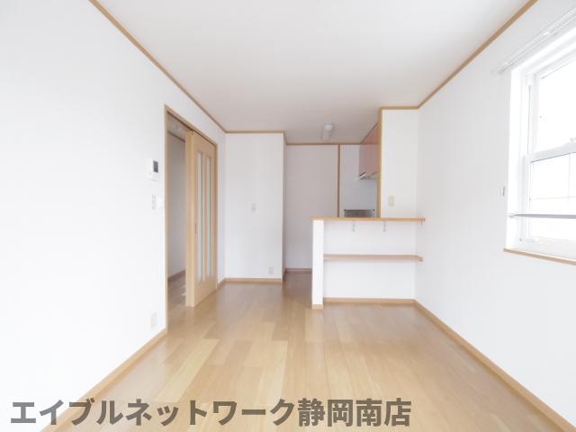 居室・リビング　こちらのリビングで趣味の時間をお楽しみください