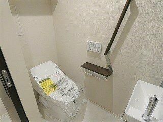 トイレ　落ち着いた色調のトイレです