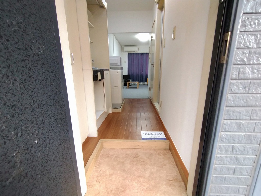 玄関　写真は備品設置部屋です