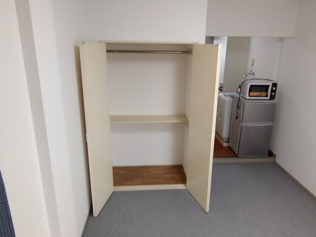 収納　写真は備品設置部屋です（冷蔵庫・洗濯機）