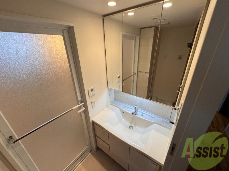 洗面設備　三面鏡もあるので化粧も出来ますね♪