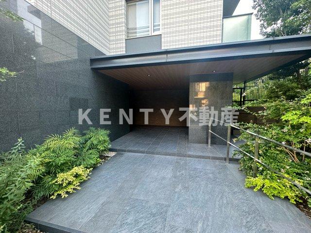 エントランス　落ち着いたエントランスです