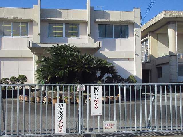 小学校　南川副小学校（小学校）まで330m