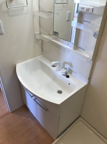 洗面設備　朝の支度に嬉しい洗髪洗面化粧台