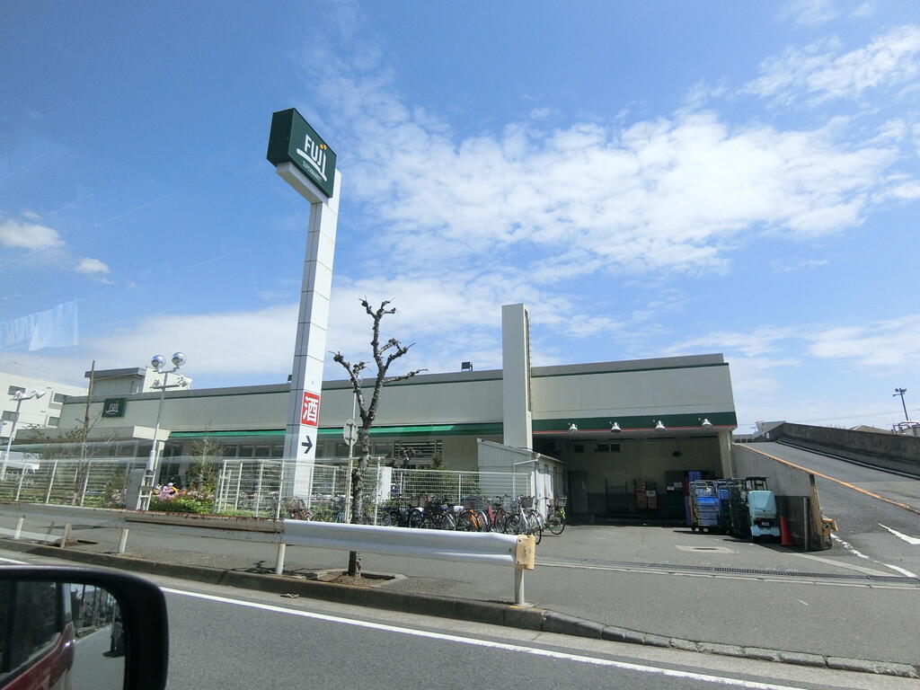スーパー　Fuji鵠沼店（スーパー）まで871m