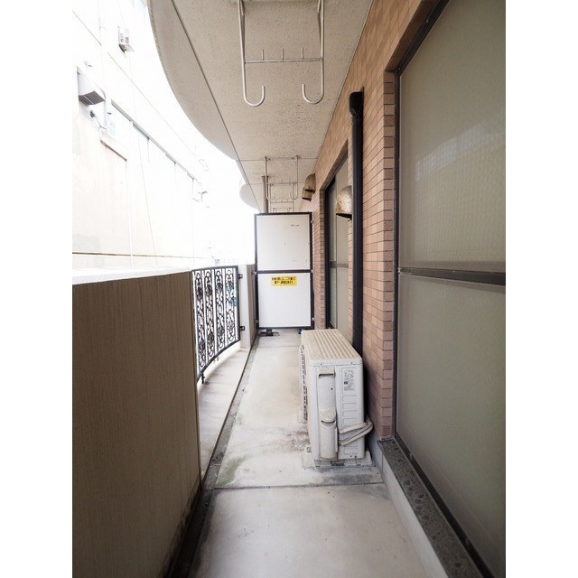 バルコニー　バルコニー付きなのでお天気が良い日にはお洗濯物干せます