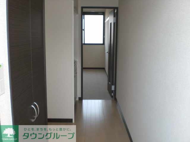 玄関　窓は日当りの良い南向き