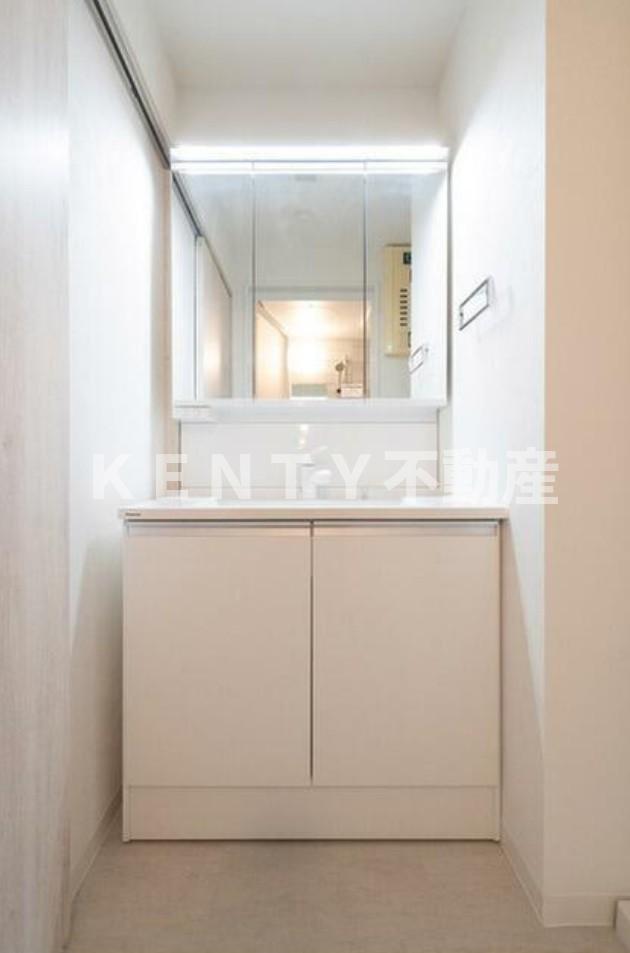 洗面設備　明るい洗面所です