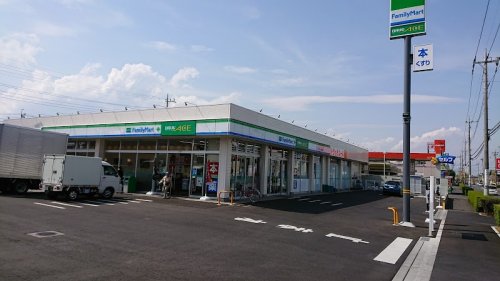 コンビニ　ファミリーマート 川越的場店（コンビニ）まで570m