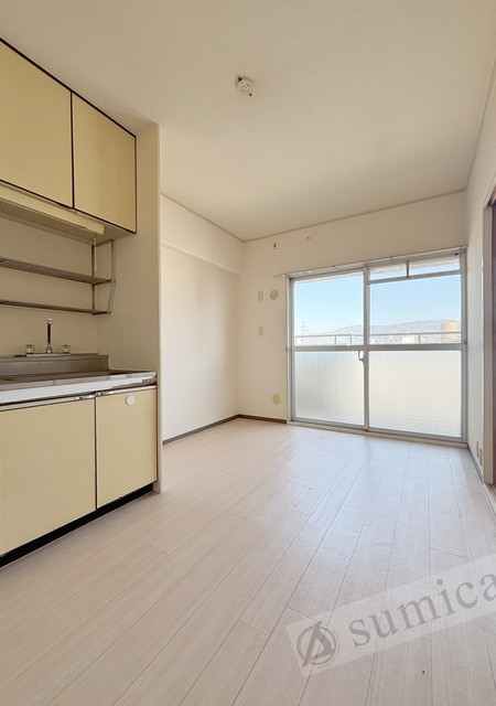 バルコニー　内装は落ち着いています。おおきな窓で明るさを演出。