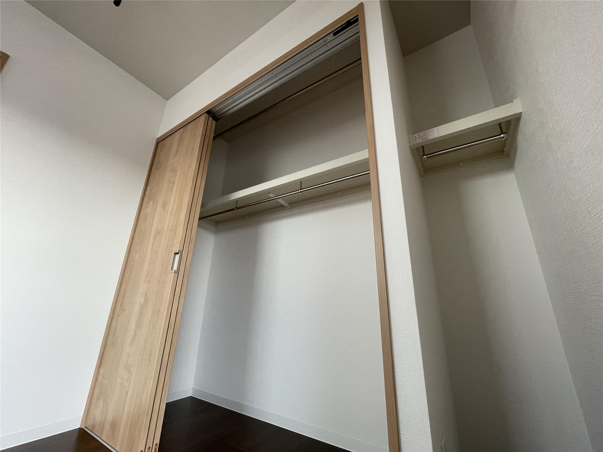 収納　上段にもハンガーが掛けられるクローゼットです