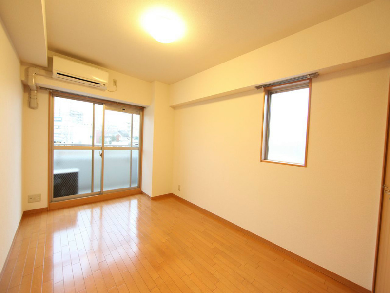 居室・リビング　洋室8帖　2面採光　エアコン完備　南面バルコニー