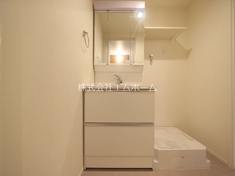 洗面設備　脱衣所　独立洗面台（シャンプードレッサー付）収納スペース有