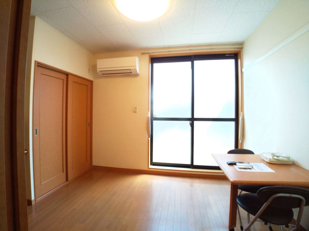 居室・リビング　ワイドな窓にて明るいお部屋