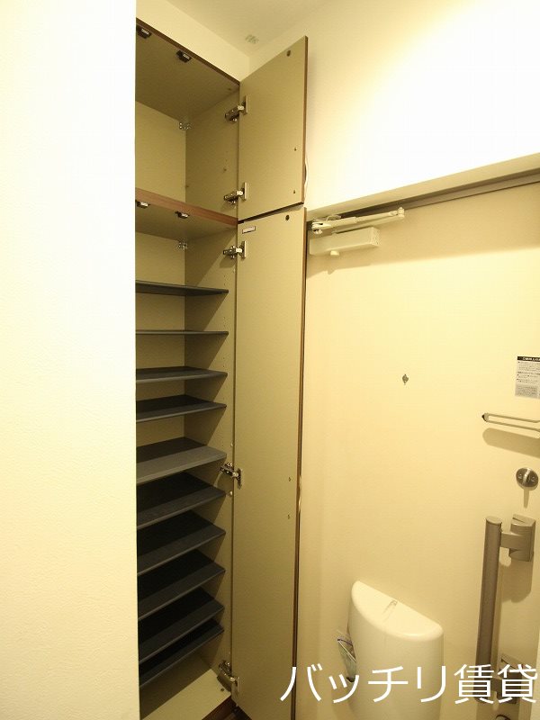 玄関　画像は同型イメージの為、現況を優先いたします。