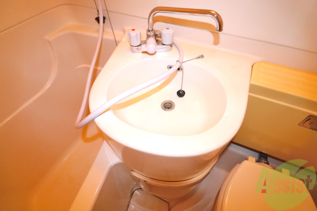 洗面設備　鏡もあるので身支度にも便利！