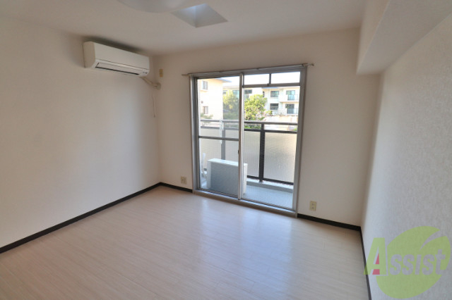 居室・リビング　大きな窓で明るいお部屋！