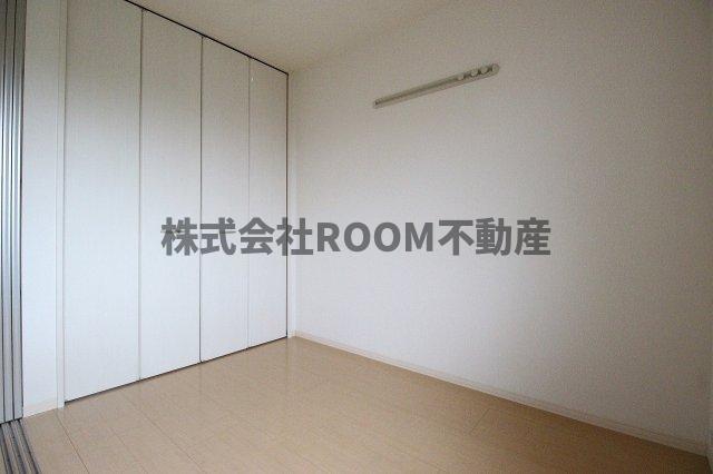 その他部屋・スペース　落ち着いた色調の寝室です