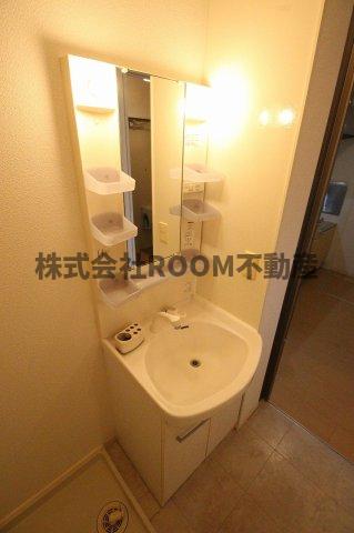 洗面設備　朝の支度にも助かる、独立の洗髪洗面化粧台