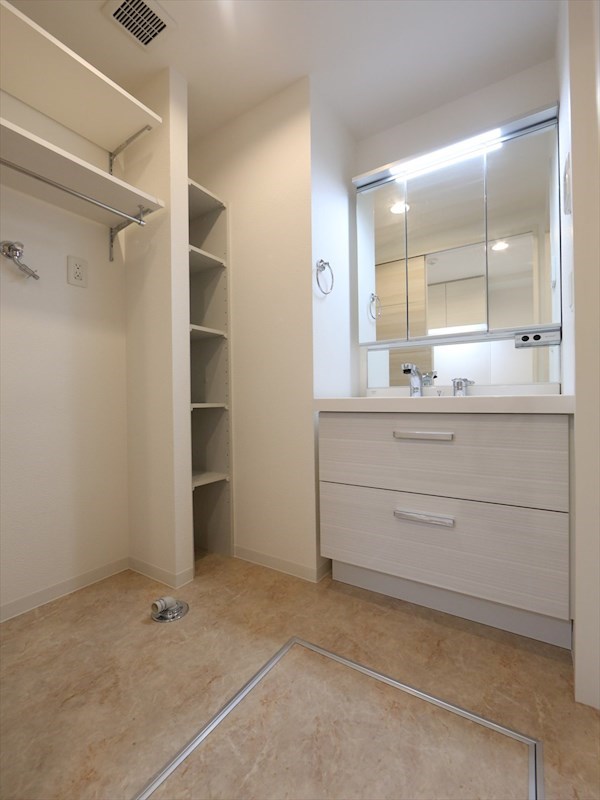 洗面設備　脱衣所　独立洗面台（シャンプードレッサー付）収納スペース有