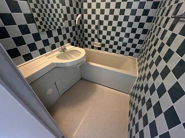 バス・シャワールーム　コンパクトで使いやすいお風呂です