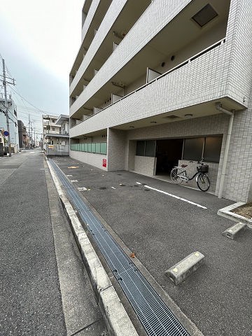 駐車場　駐車場に車を止められます