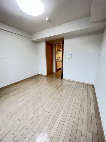 その他部屋・スペース　開放的な寝室です