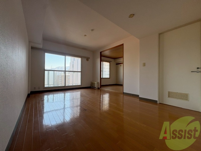 居室・リビング　リビングです。白を基調としていてお部屋全体が明るいですね！