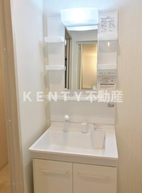 洗面設備　ゆったりとスペースのある洗面所