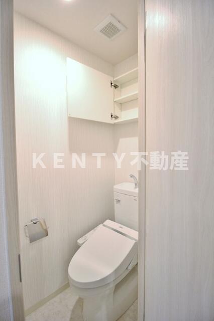 トイレ　落ち着いた色調のトイレです