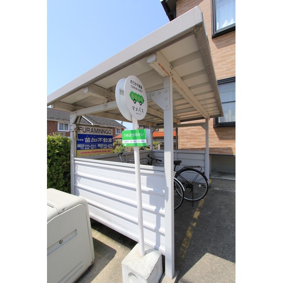 エントランス　屋根付き駐輪場